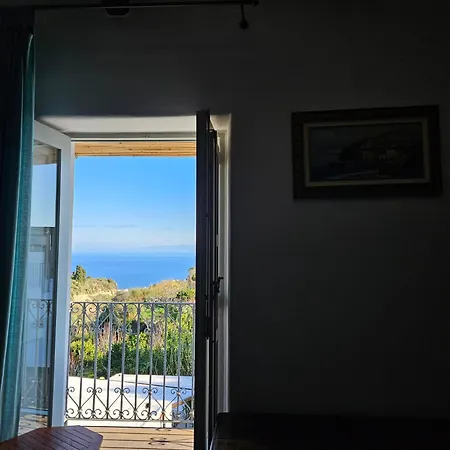 Margot - Authentic Sea View Countryside Appartement