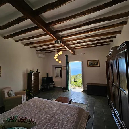 Margot - Authentic Sea View Countryside